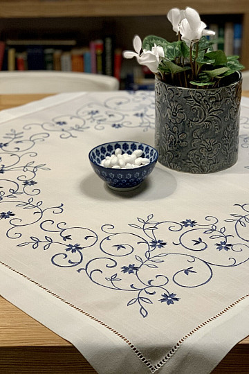 Haftowany obrus i szalik WHITE BLUE FLOWER