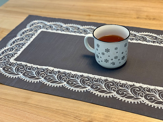 Obrus haftowany szary