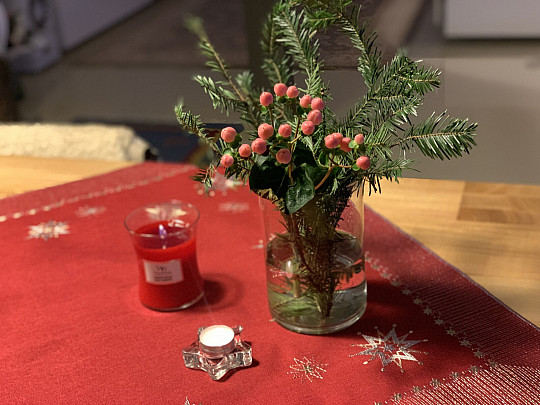 Obrus bożonarodzeniowy haftowany ciemnoczerwony 1