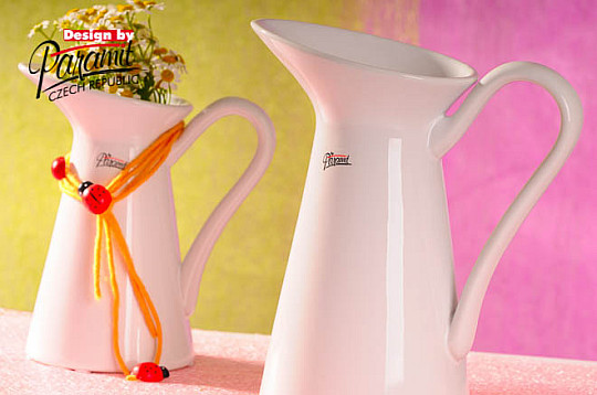 Biały dzbanek porcelanowy