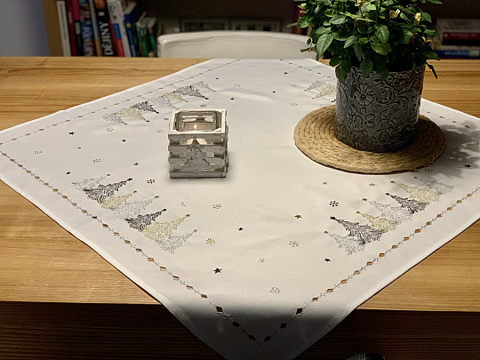 Haftowany świąteczny obrus i szale DRZEWA Z BIAŁEGO ZŁOTA