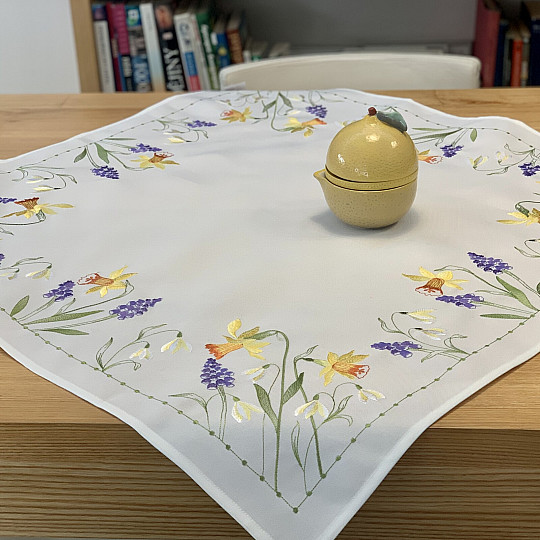 Obrus haftowany i szalik NARCYZA I ŚNIEŻNA CÓRKA