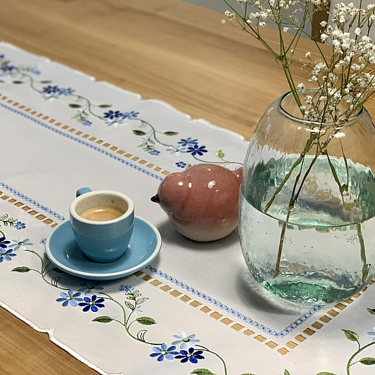 Haftowany obrus i szalik ZAPOMNIANE KWIATY