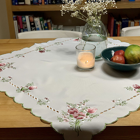 Haftowany obrus i szalik BUKIET Z TULIPANAMI