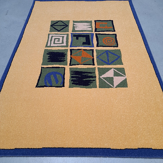 Nowoczesny dywan z geometrycznymi elementami