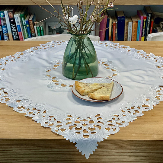 Obrus haftowany Koronka