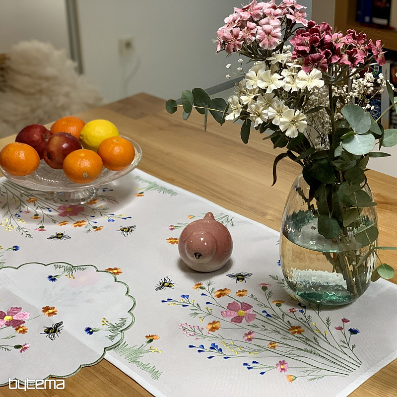 Obrus i szalik haftowany Łąka i pszczoły