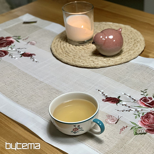 Haftowany obrus i szalik Róże i kotki