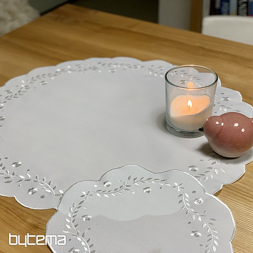 Obrus i szalik BIAŁE KWIATY haftowane